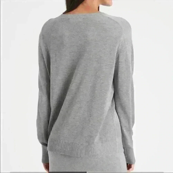 Banana Republic V-Neck Sweater Match Back - Picture 2 of 5